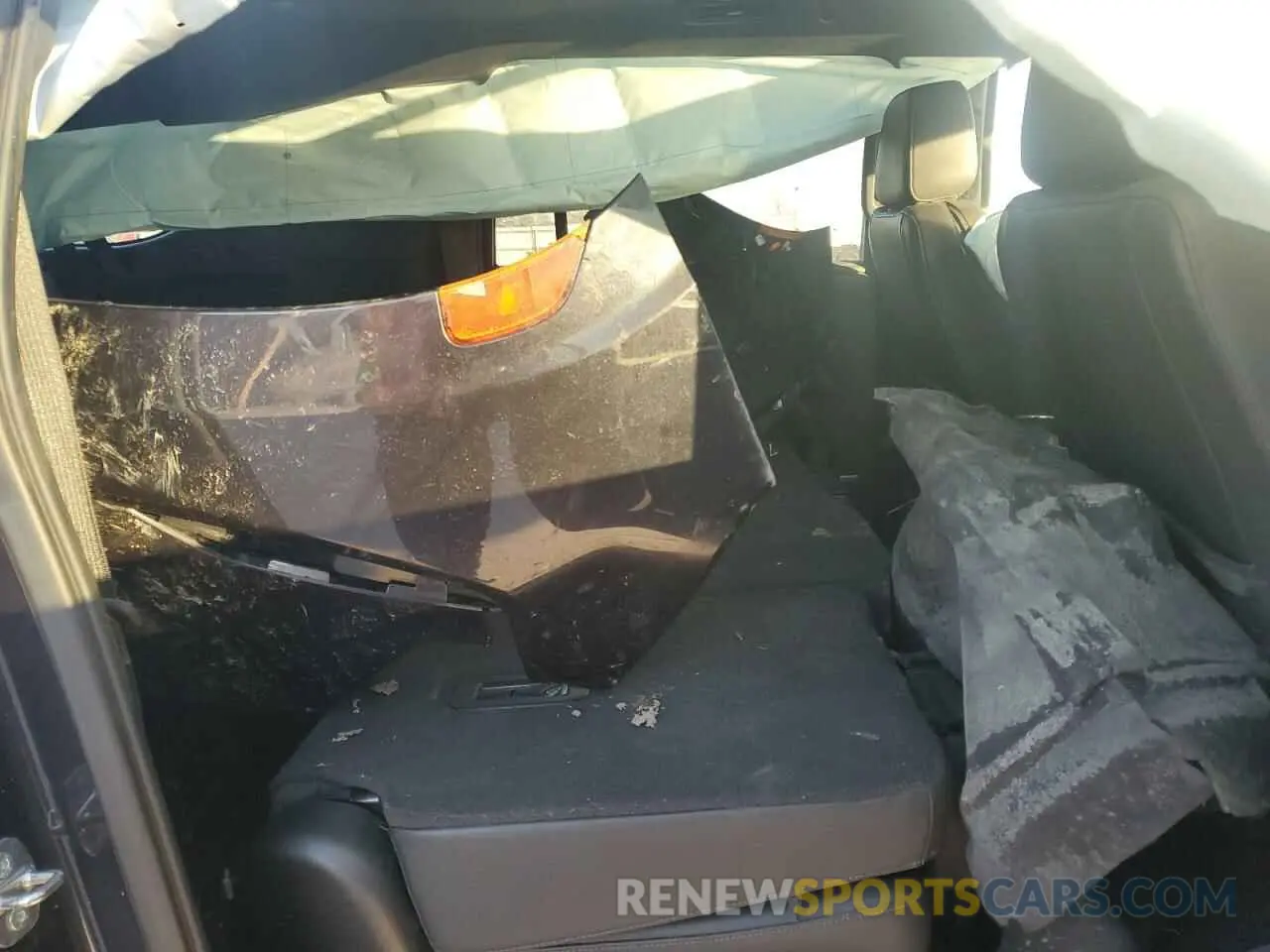 11 Photograph of a damaged car 1GNSKCKD1NR240348 CHEVROLET SUBURBAN 2022