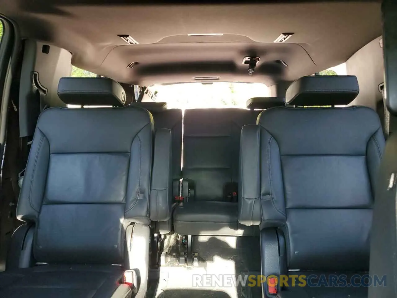 10 Photograph of a damaged car 1GNSKCKD3NR116646 CHEVROLET SUBURBAN 2022