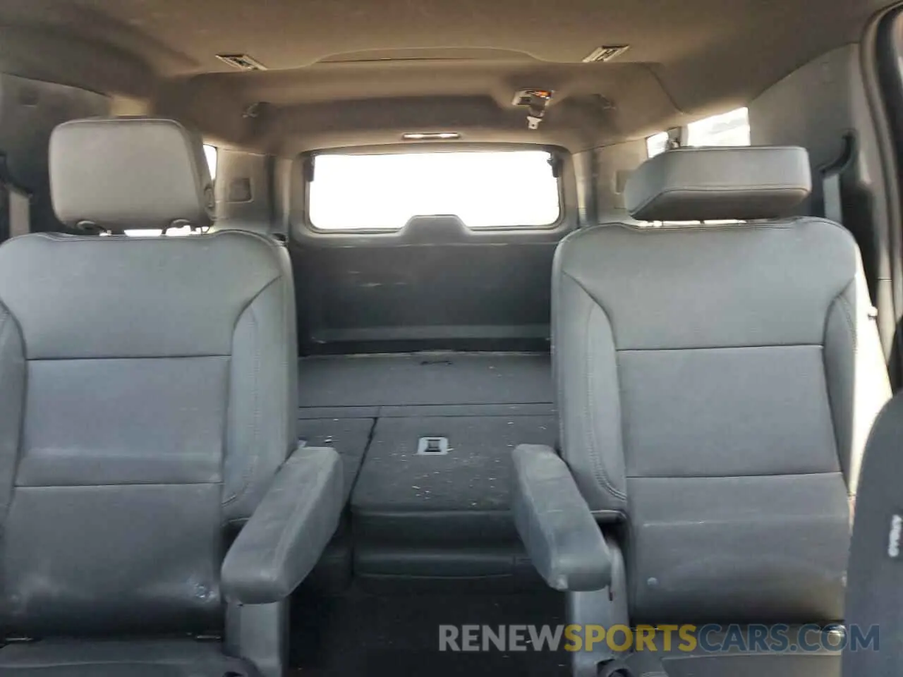 10 Photograph of a damaged car 1GNSKCKDXNR317511 CHEVROLET SUBURBAN 2022