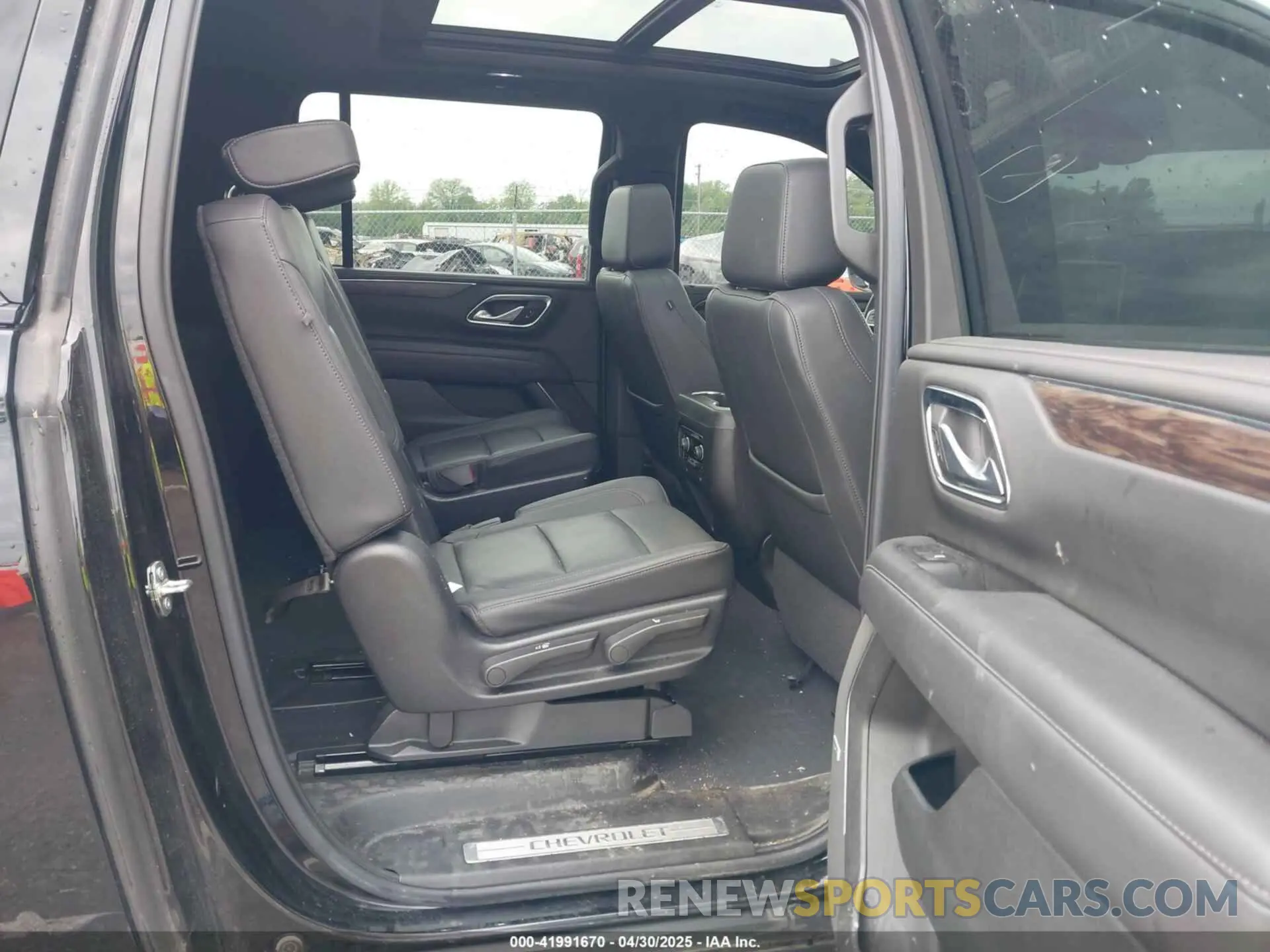 8 Photograph of a damaged car 1GNSKDKD7NR151681 CHEVROLET SUBURBAN 2022