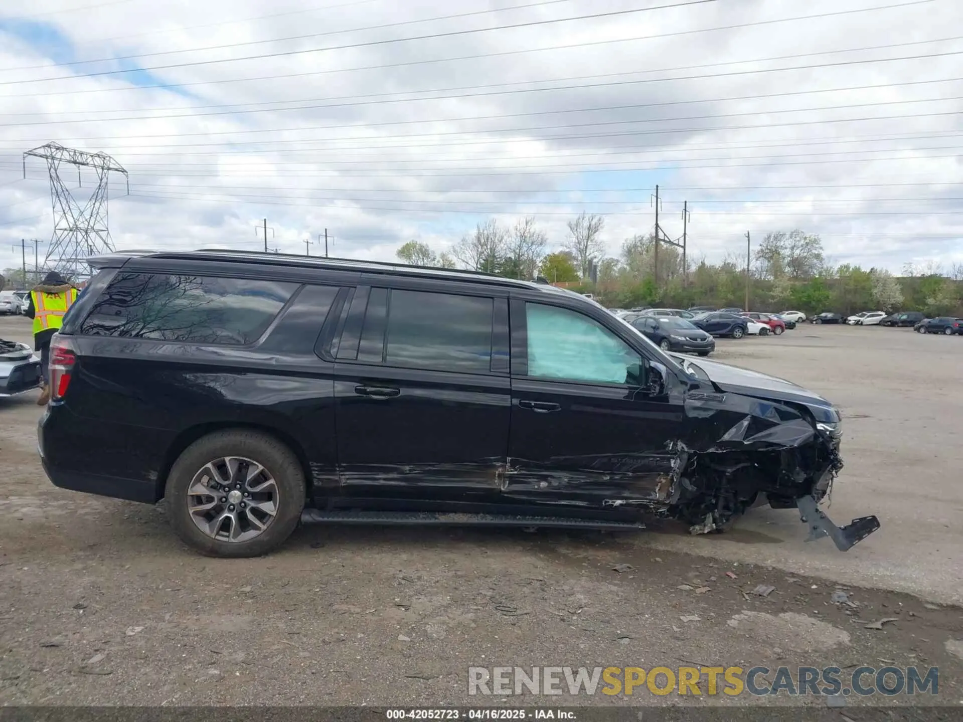 13 Фотография поврежденного автомобиля 1GNSKDKD8NR313558 CHEVROLET SUBURBAN 2022