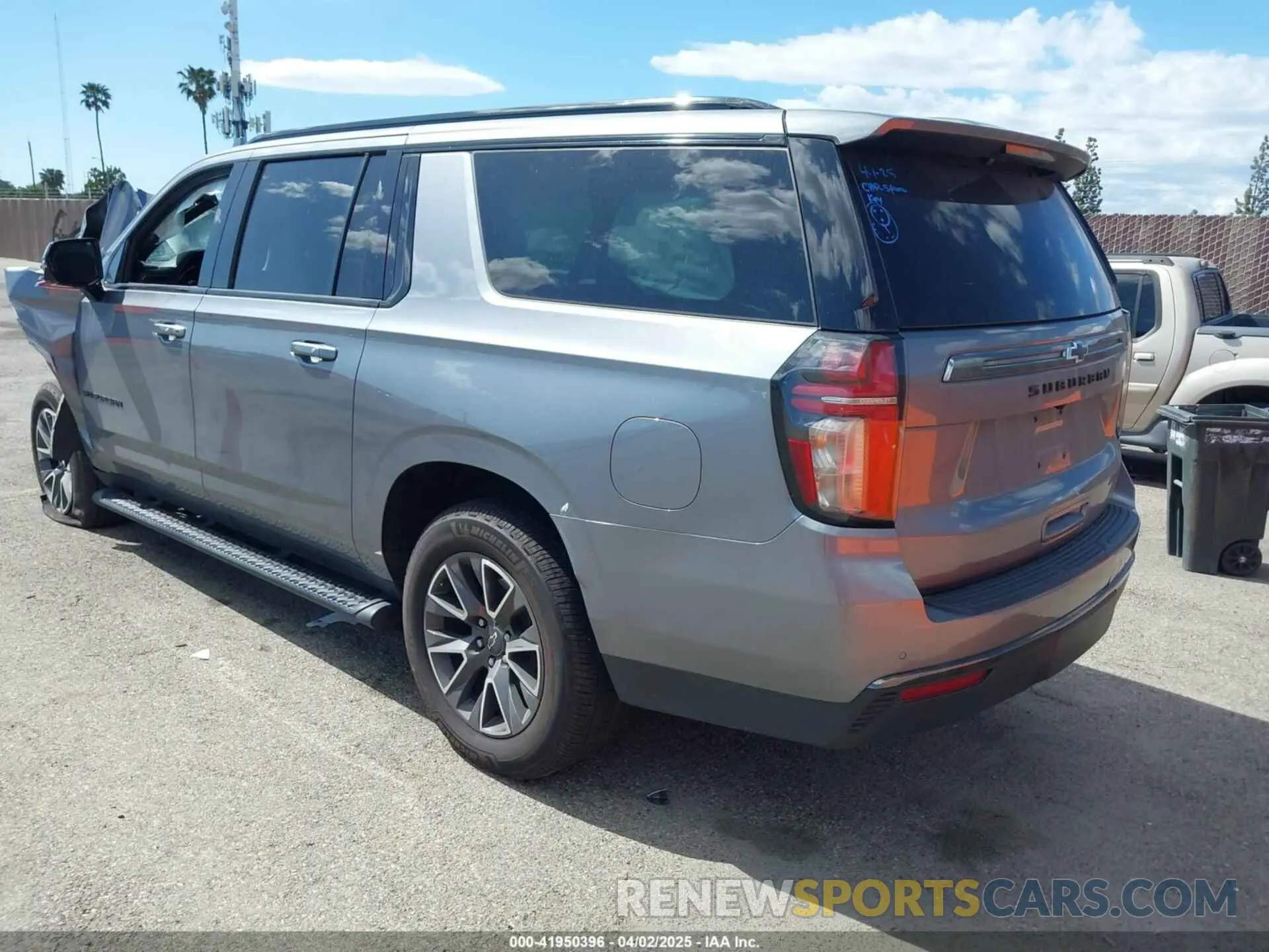 3 Фотография поврежденного автомобиля 1GNSKDKDXNR331866 CHEVROLET SUBURBAN 2022