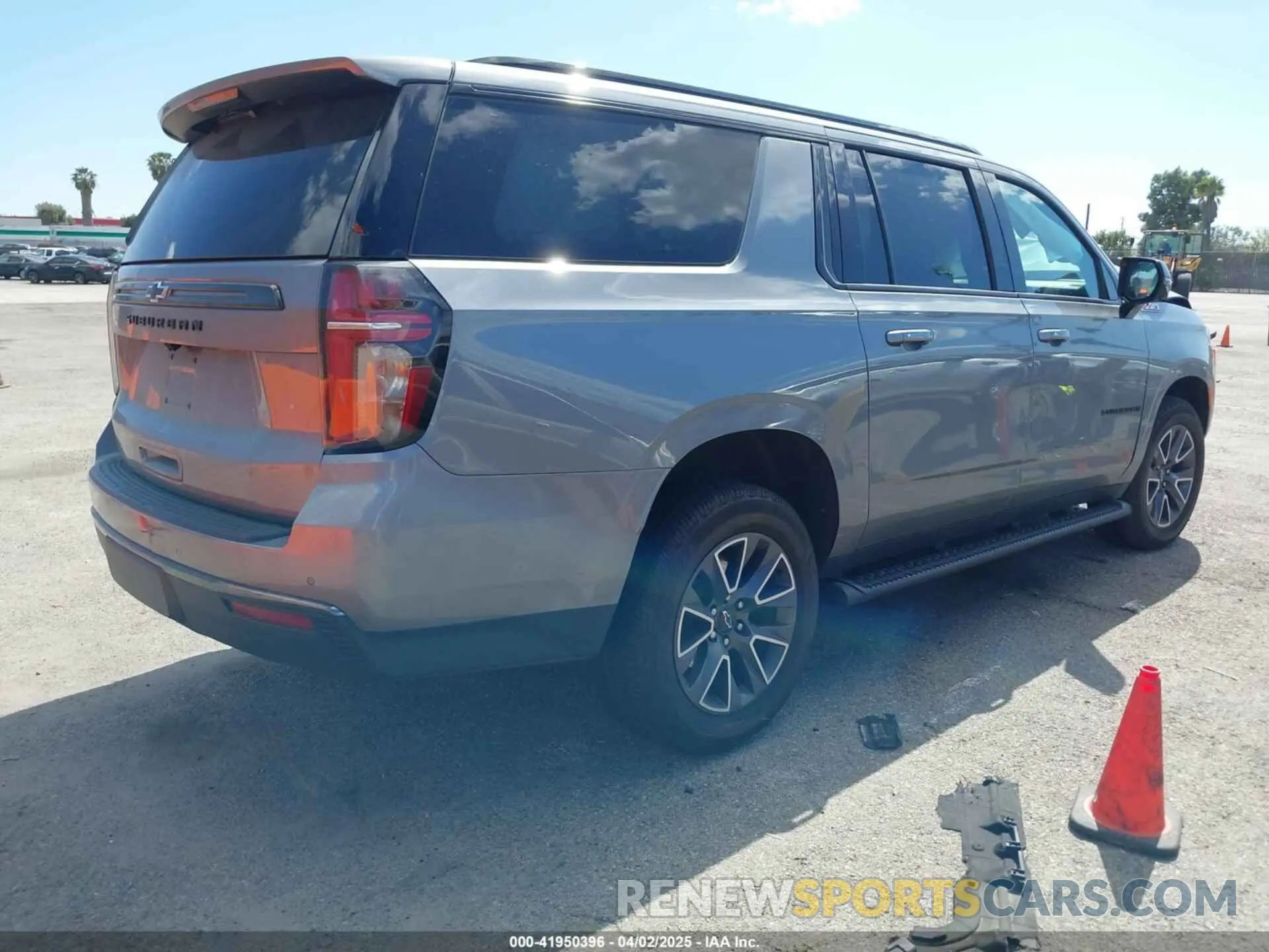 4 Фотография поврежденного автомобиля 1GNSKDKDXNR331866 CHEVROLET SUBURBAN 2022