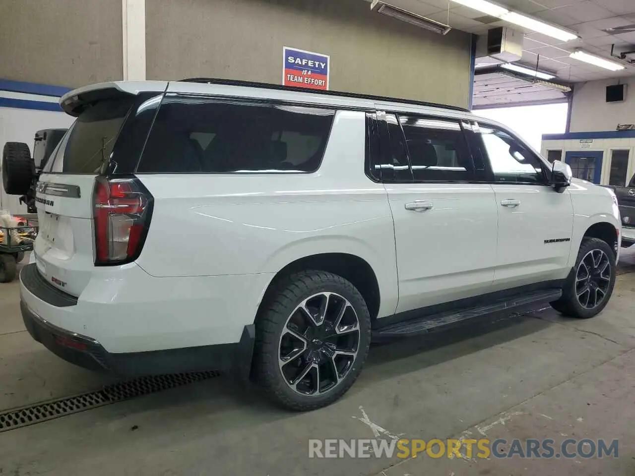 3 Фотография поврежденного автомобиля 1GNSKEKD4NR341895 CHEVROLET SUBURBAN 2022