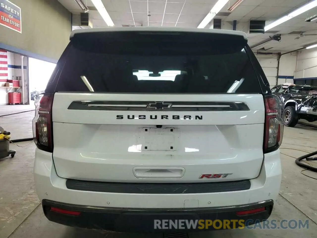 6 Фотография поврежденного автомобиля 1GNSKEKD4NR341895 CHEVROLET SUBURBAN 2022