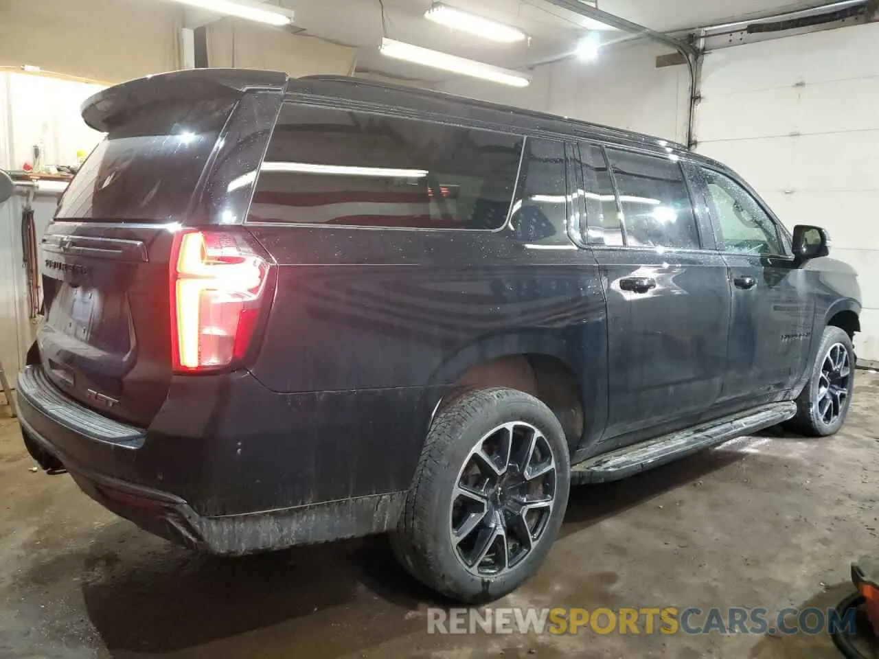 3 Photograph of a damaged car 1GNSKEKD8NR299232 CHEVROLET SUBURBAN 2022