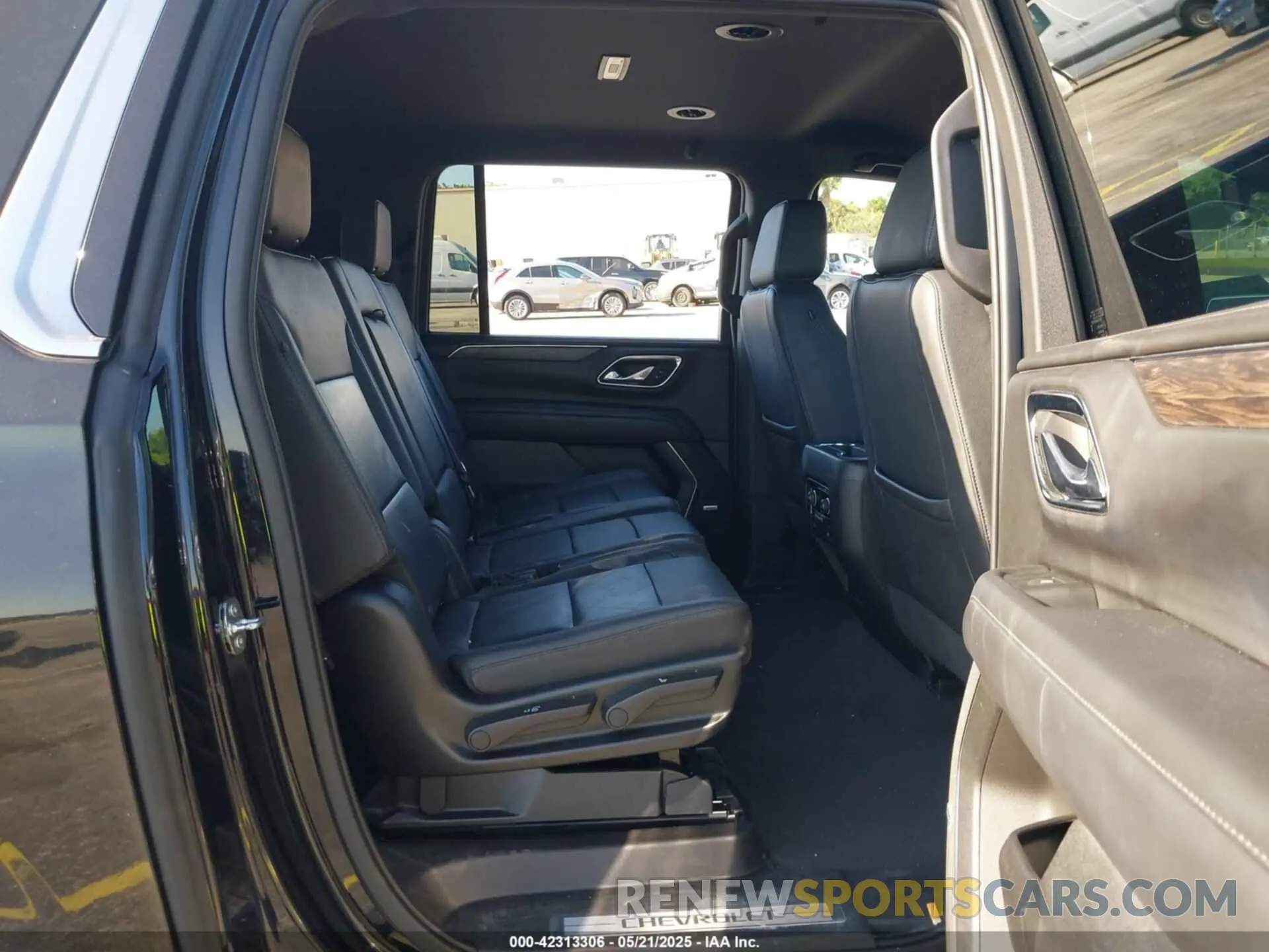 8 Photograph of a damaged car 1GNSKCKD3PR203675 CHEVROLET SUBURBAN 2023