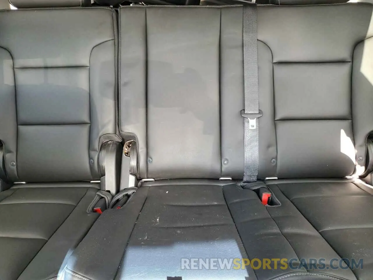 10 Photograph of a damaged car 1GNLCDEC0KR281074 CHEVROLET TAHOE 2019