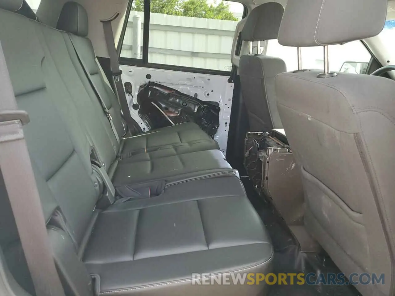 11 Photograph of a damaged car 1GNLCDEC0KR281074 CHEVROLET TAHOE 2019
