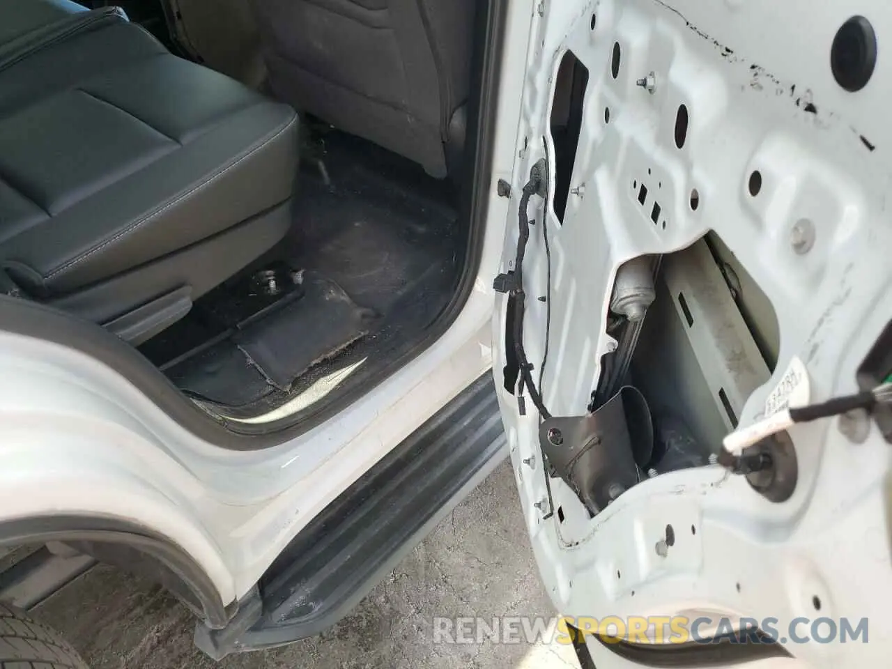 13 Photograph of a damaged car 1GNLCDEC0KR281074 CHEVROLET TAHOE 2019