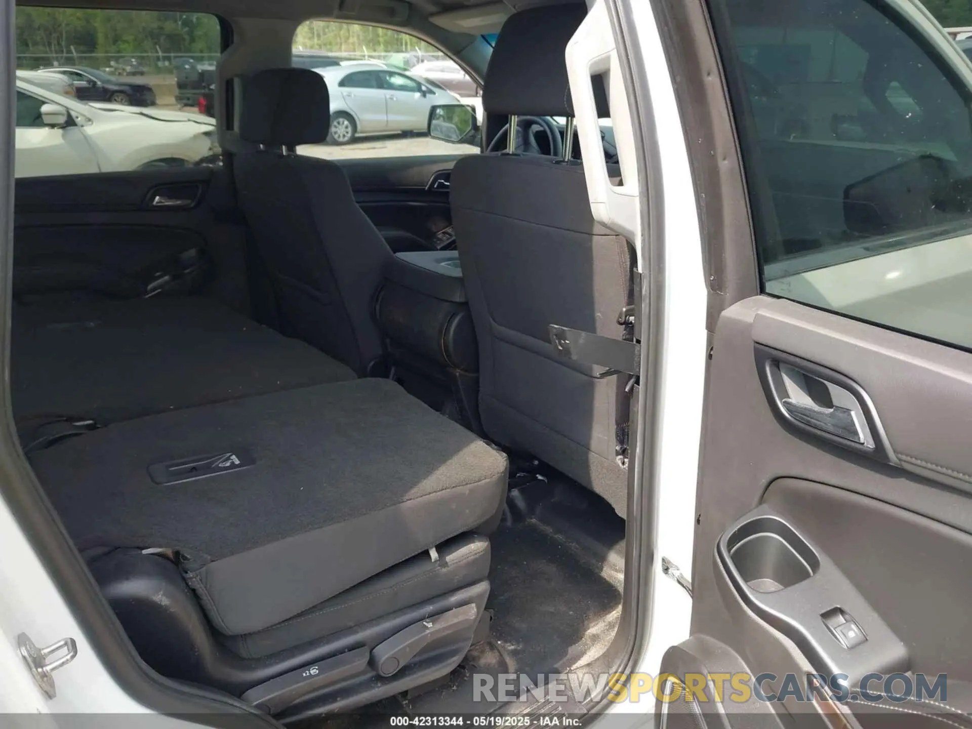 8 Photograph of a damaged car 1GNLCDEC5KR205415 CHEVROLET TAHOE 2019