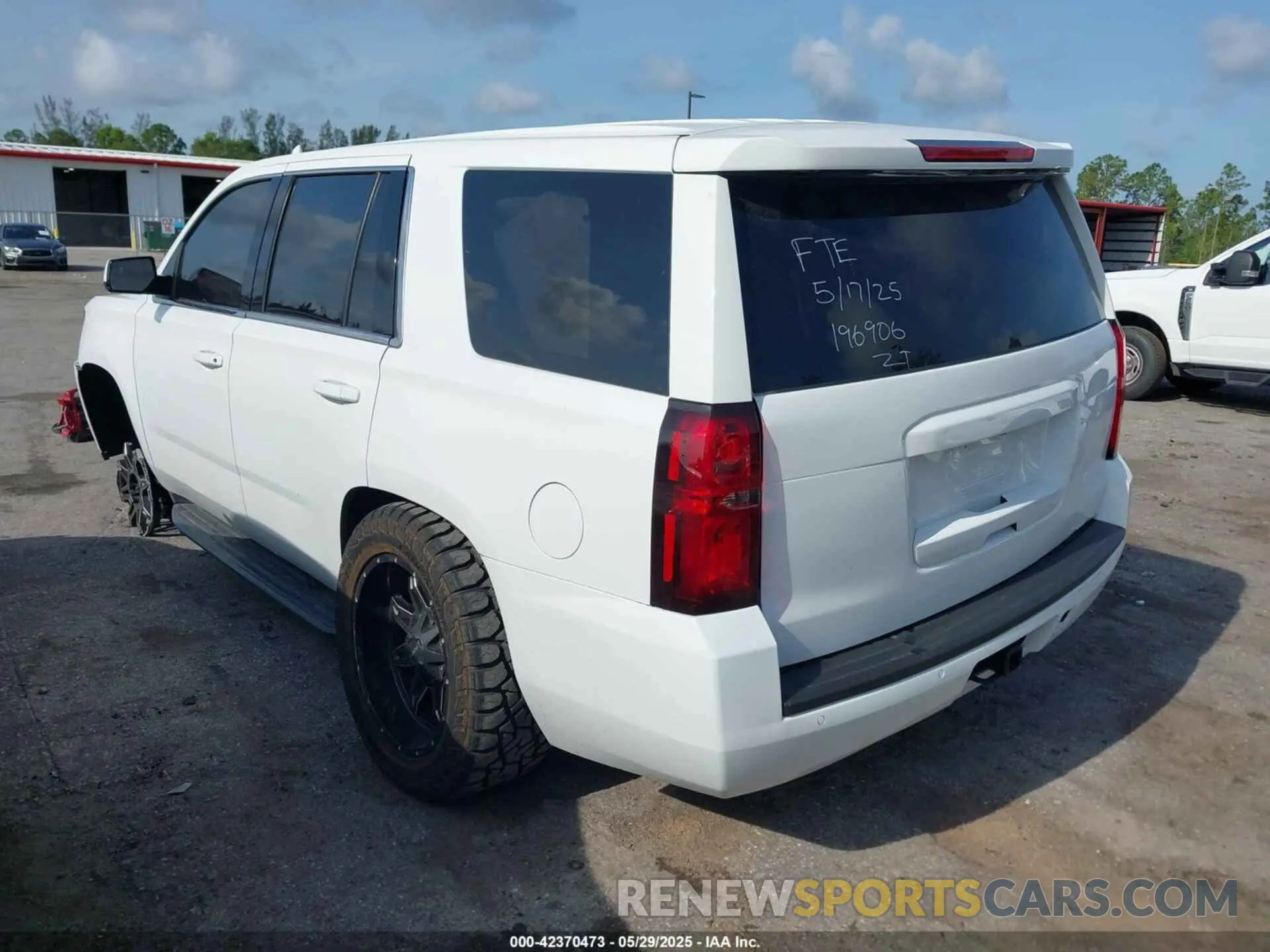 3 Фотография поврежденного автомобиля 1GNLCDECXKR196906 CHEVROLET TAHOE 2019