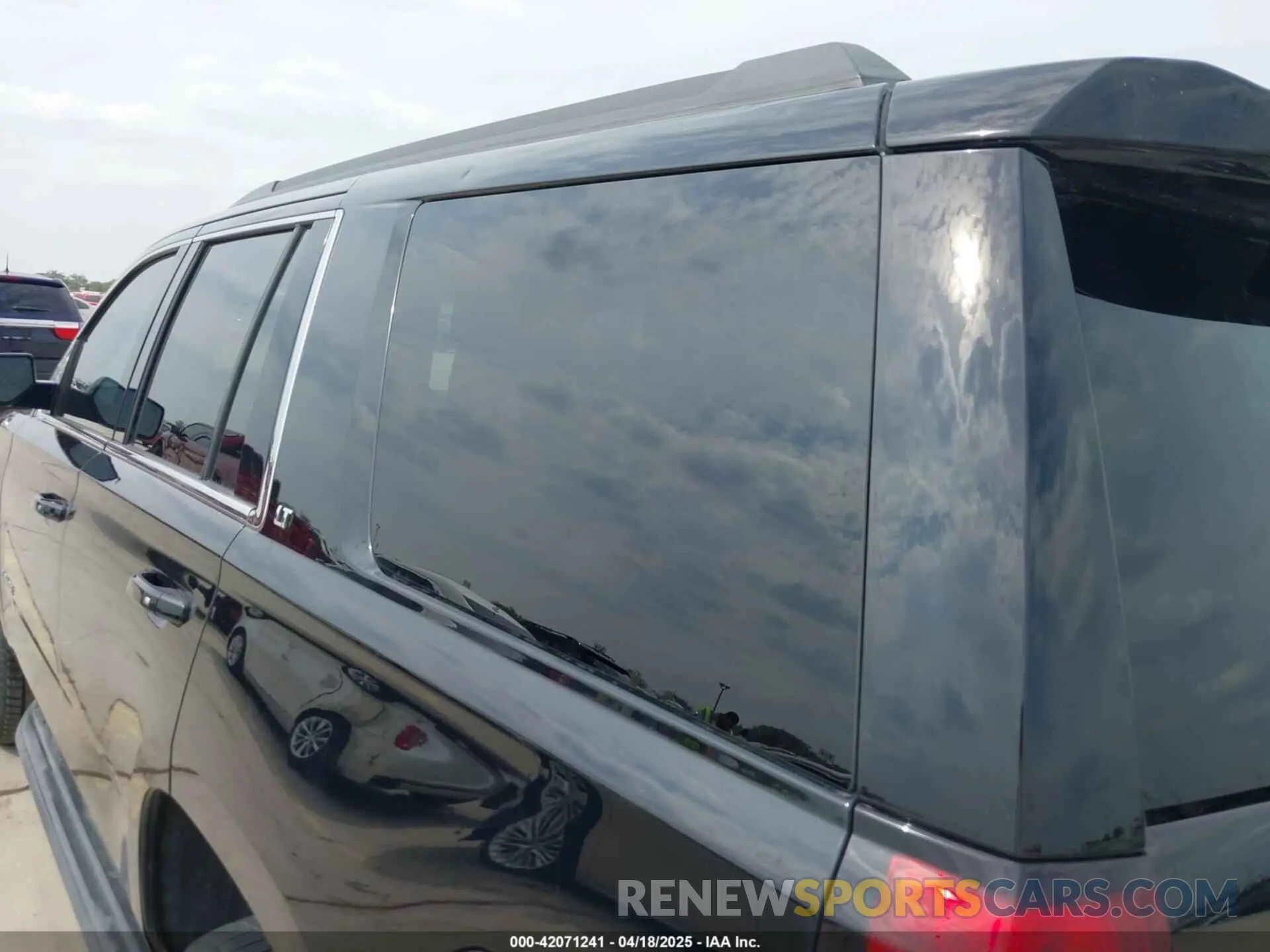 19 Photograph of a damaged car 1GNSCBKC0KR275635 CHEVROLET TAHOE 2019