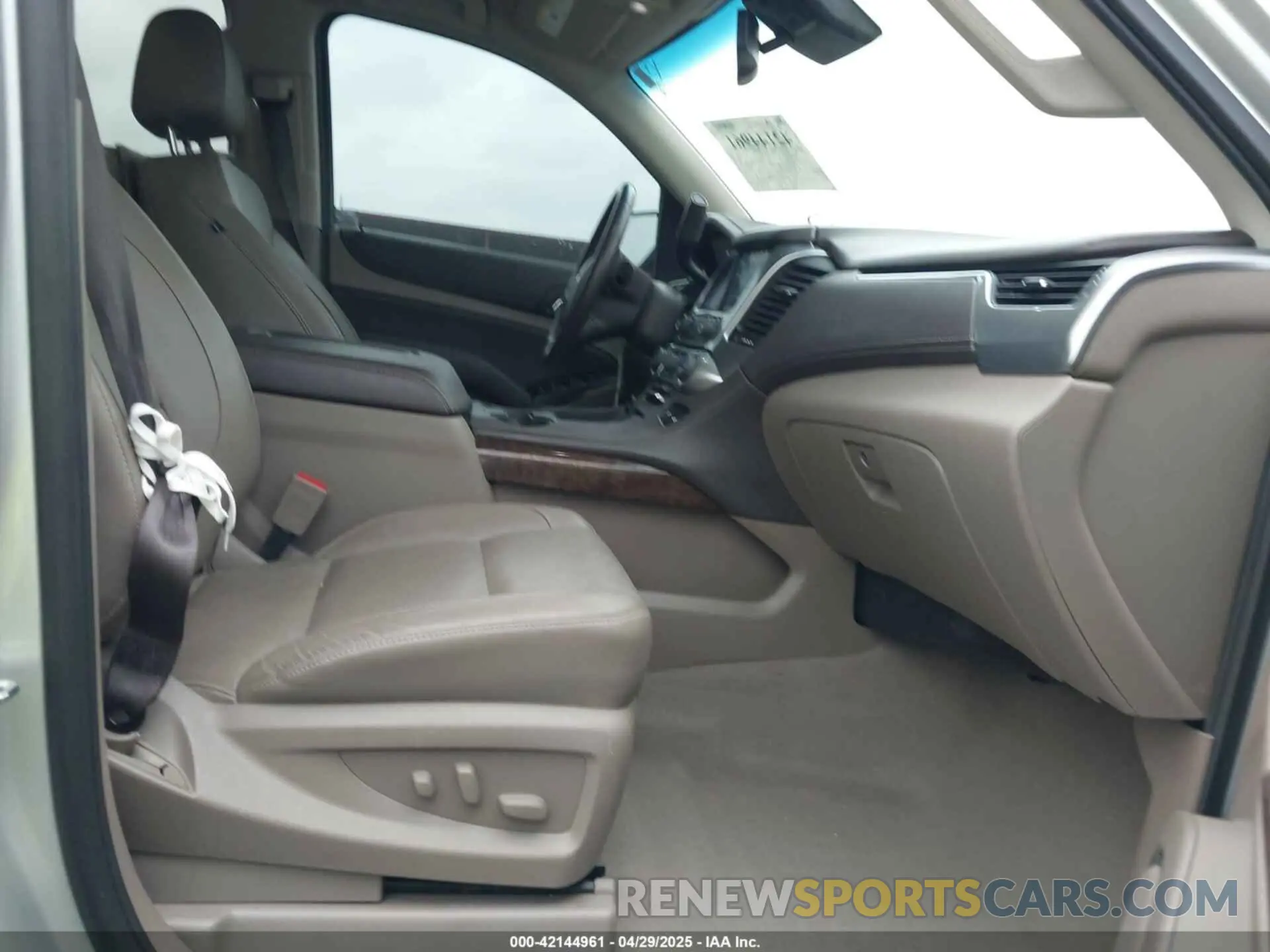 5 Photograph of a damaged car 1GNSCBKC1KR191789 CHEVROLET TAHOE 2019