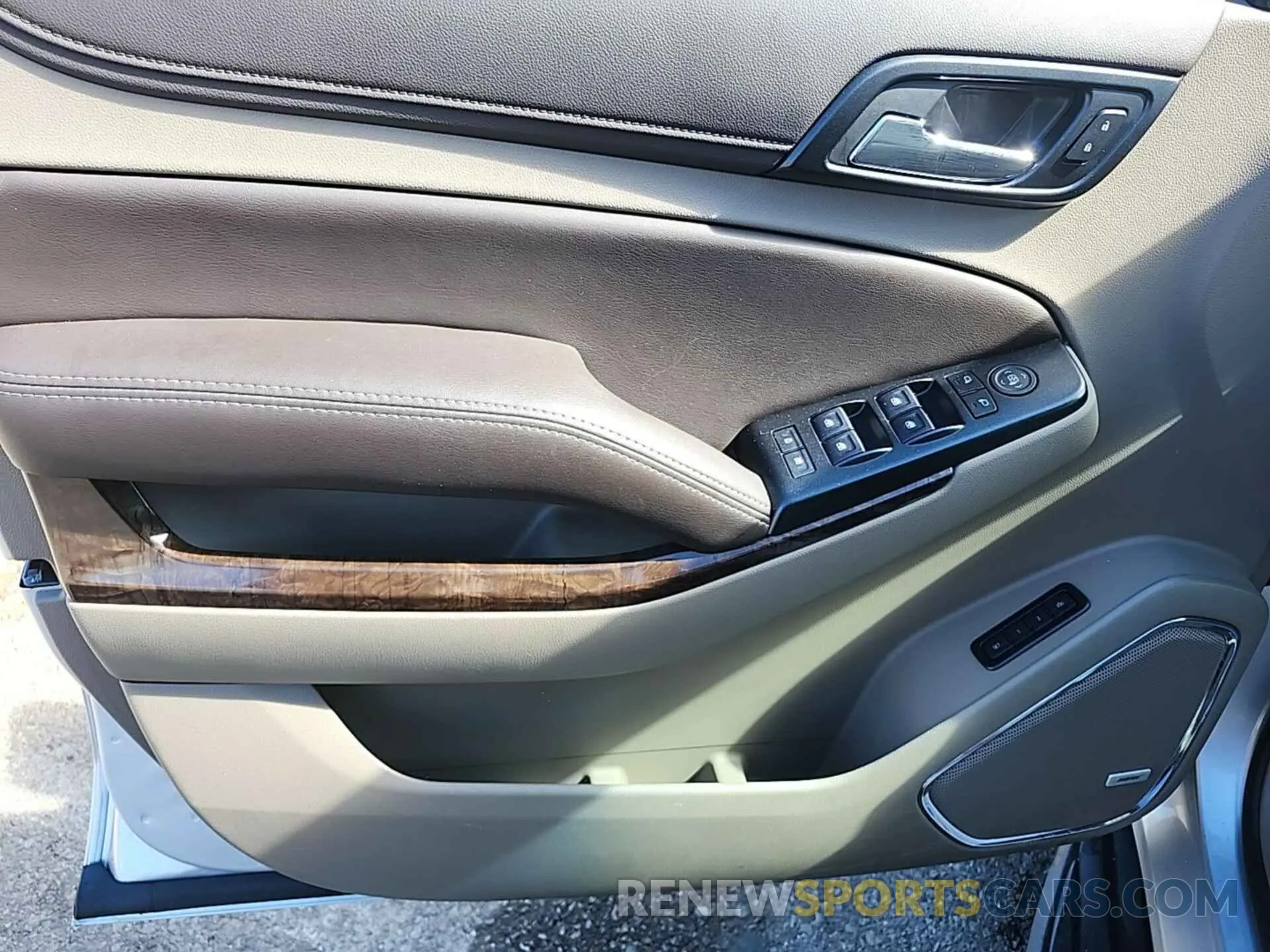 28 Photograph of a damaged car 1GNSCBKC7KR268973 CHEVROLET TAHOE 2019
