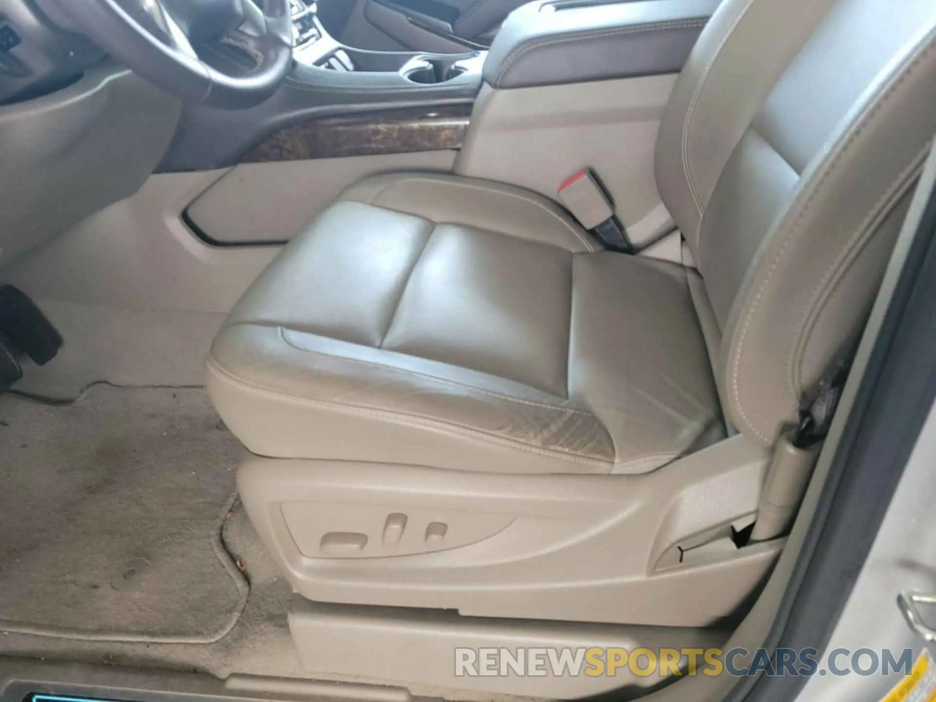 31 Photograph of a damaged car 1GNSCBKC7KR268973 CHEVROLET TAHOE 2019