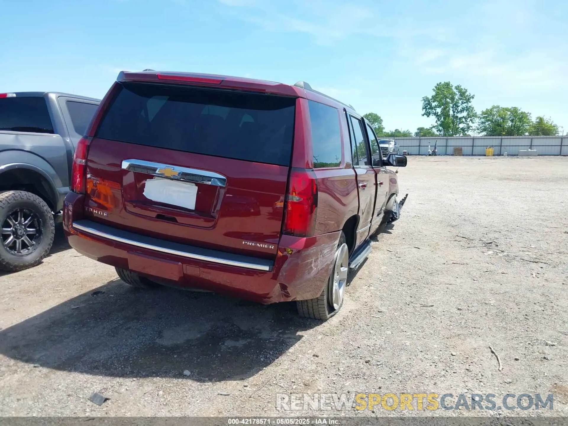 4 Photograph of a damaged car 1GNSCCKC2KR173999 CHEVROLET TAHOE 2019