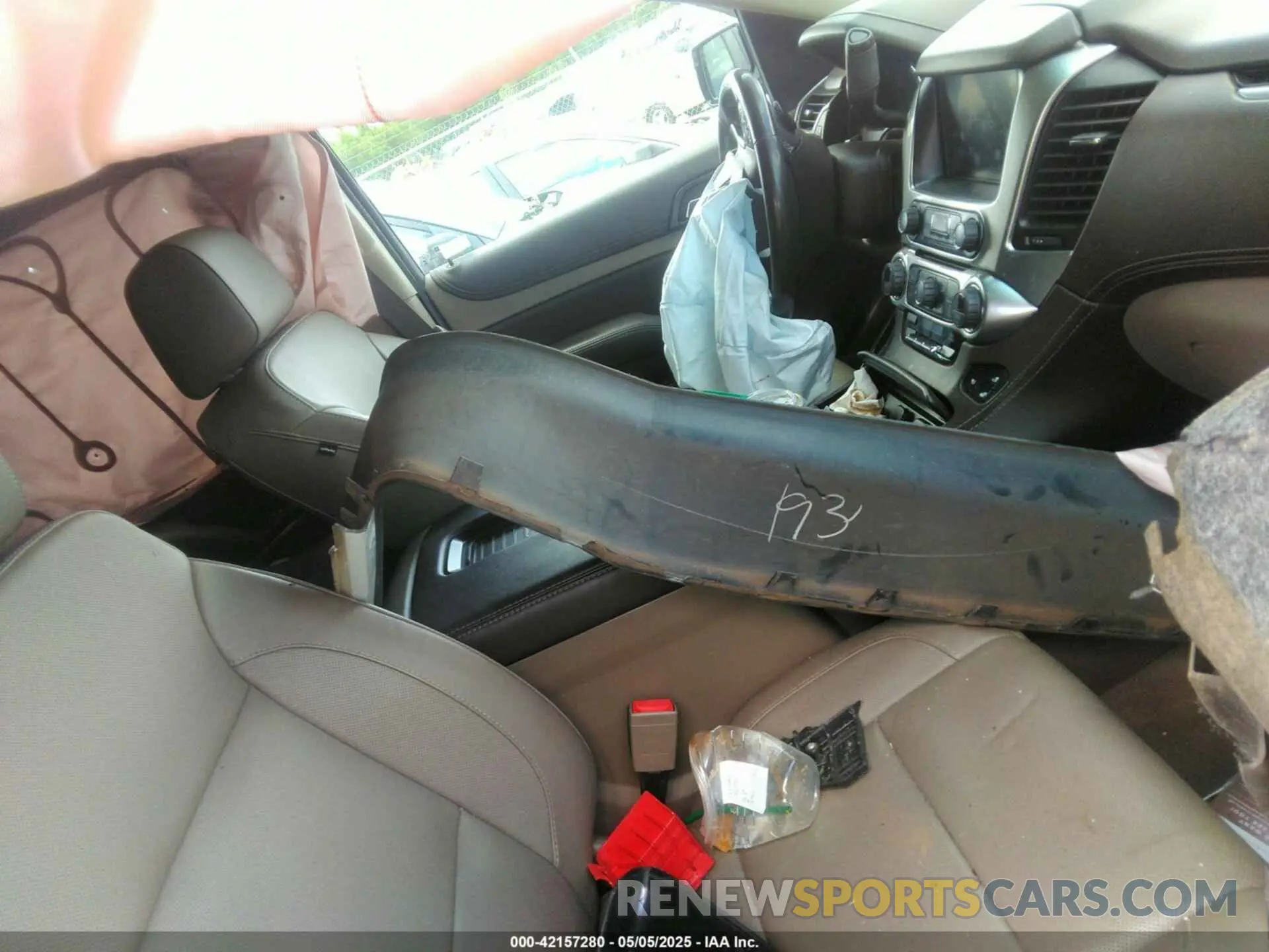 5 Photograph of a damaged car 1GNSCCKC6KR105463 CHEVROLET TAHOE 2019