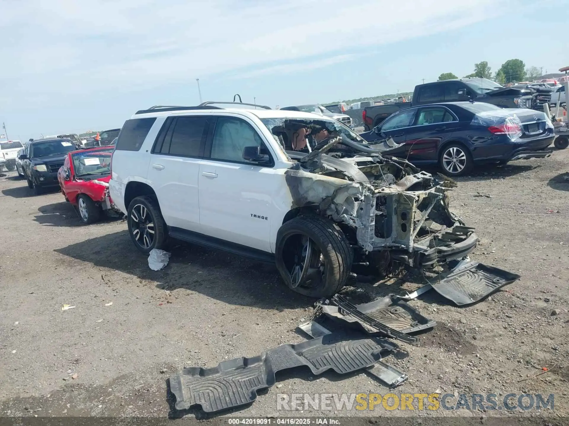 1 Photograph of a damaged car 1GNSKBKC2KR280113 CHEVROLET TAHOE 2019