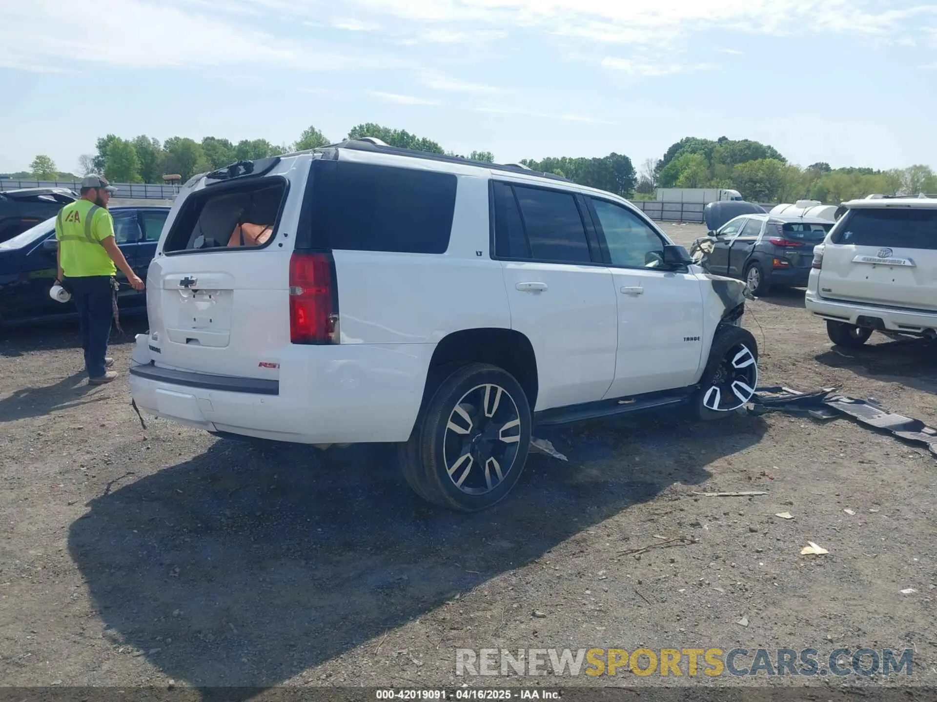 4 Photograph of a damaged car 1GNSKBKC2KR280113 CHEVROLET TAHOE 2019