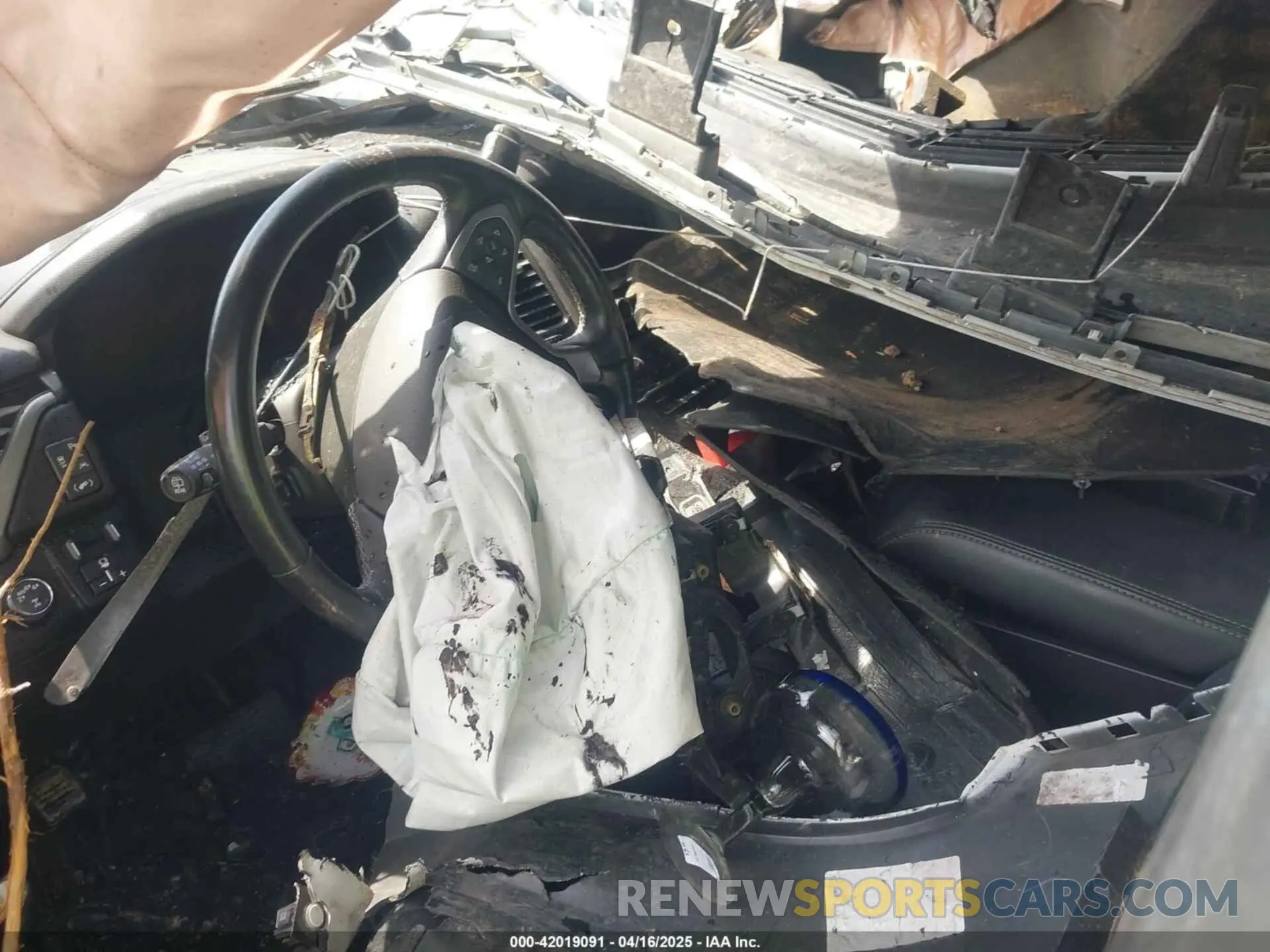 5 Photograph of a damaged car 1GNSKBKC2KR280113 CHEVROLET TAHOE 2019
