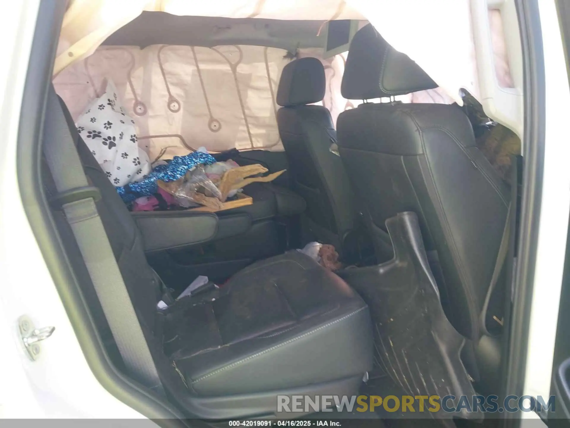 8 Photograph of a damaged car 1GNSKBKC2KR280113 CHEVROLET TAHOE 2019