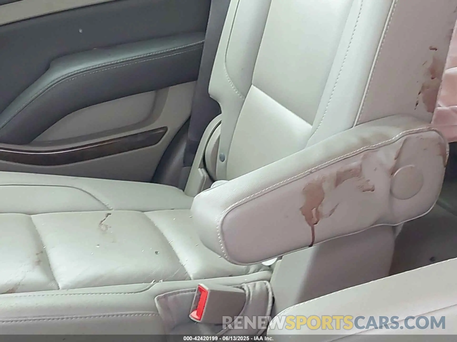 17 Photograph of a damaged car 1GNSKBKC3KR144850 CHEVROLET TAHOE 2019