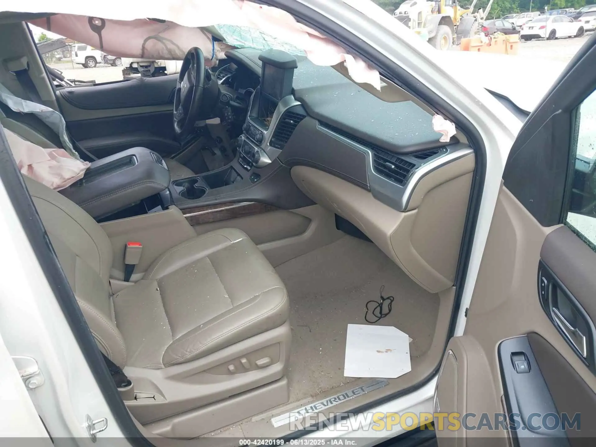 5 Photograph of a damaged car 1GNSKBKC3KR144850 CHEVROLET TAHOE 2019