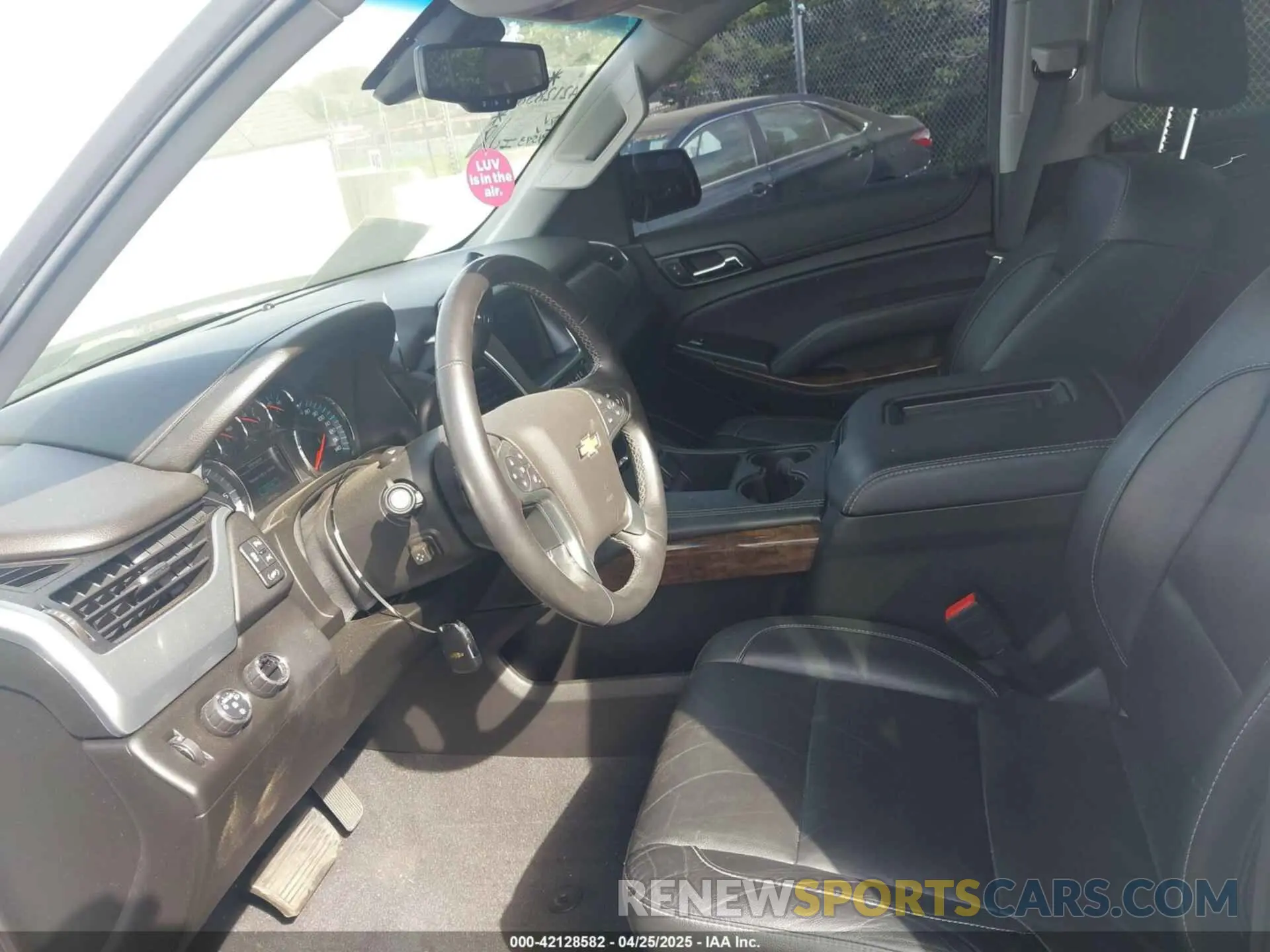 5 Photograph of a damaged car 1GNSKBKC4KR391312 CHEVROLET TAHOE 2019