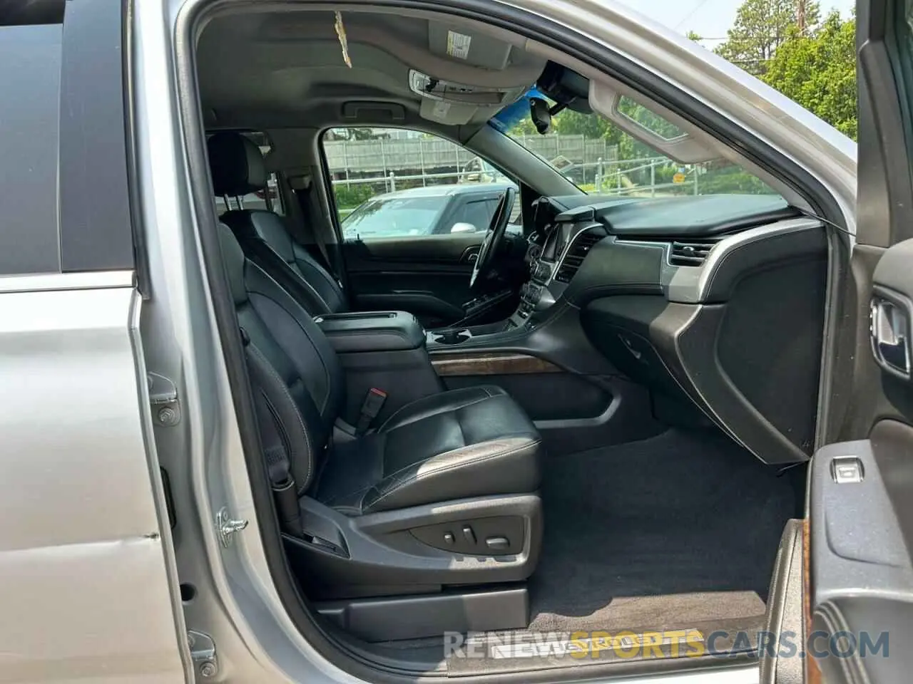8 Photograph of a damaged car 1GNSKBKC5KR127144 CHEVROLET TAHOE 2019