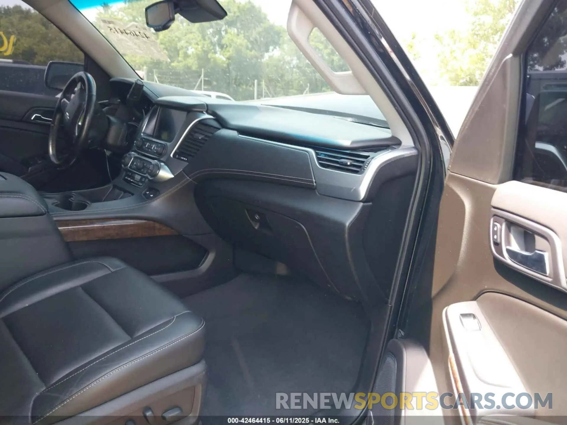 5 Photograph of a damaged car 1GNSKBKC7KR253912 CHEVROLET TAHOE 2019