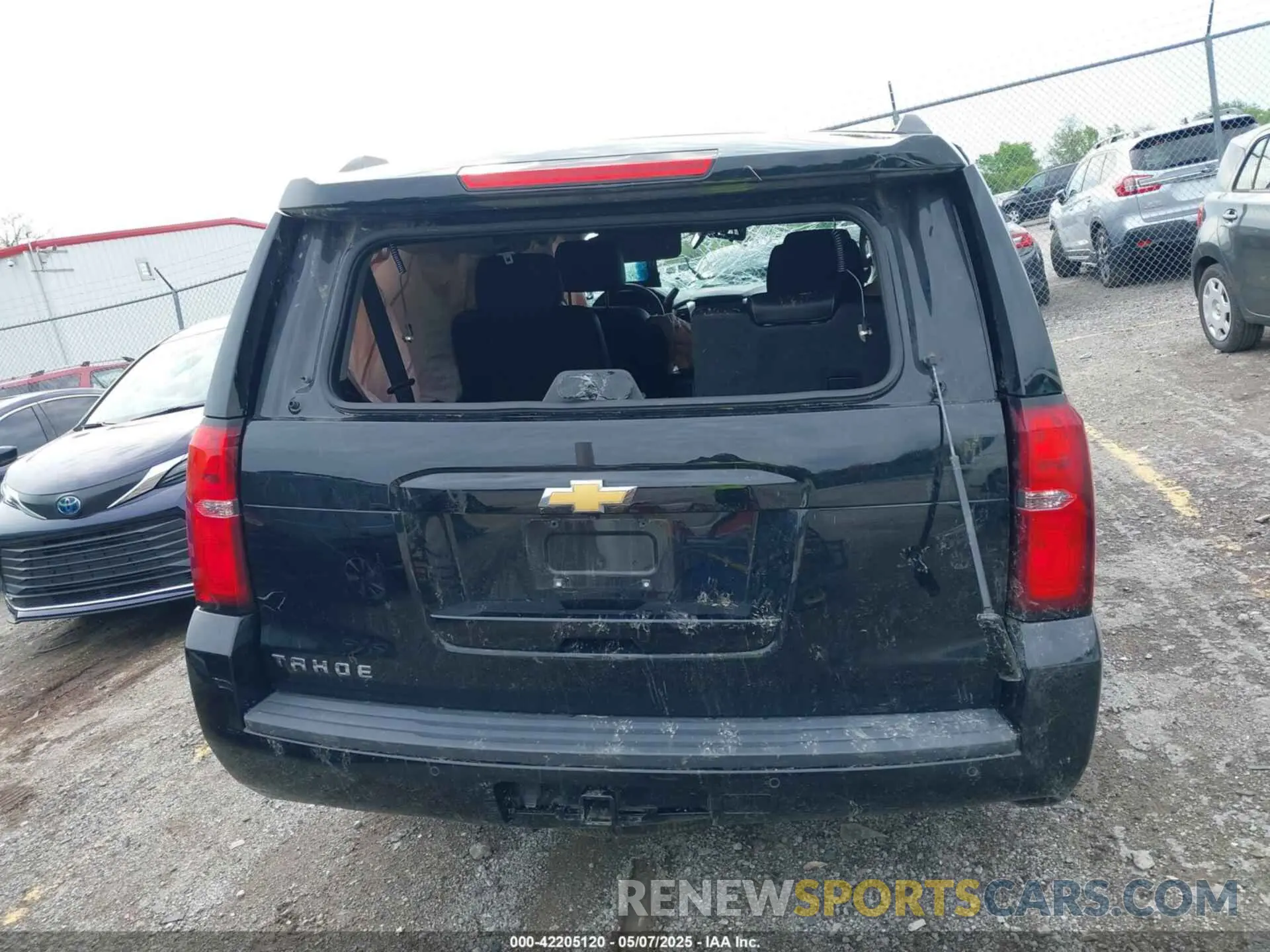 17 Фотография поврежденного автомобиля 1GNSKBKCXKR337996 CHEVROLET TAHOE 2019