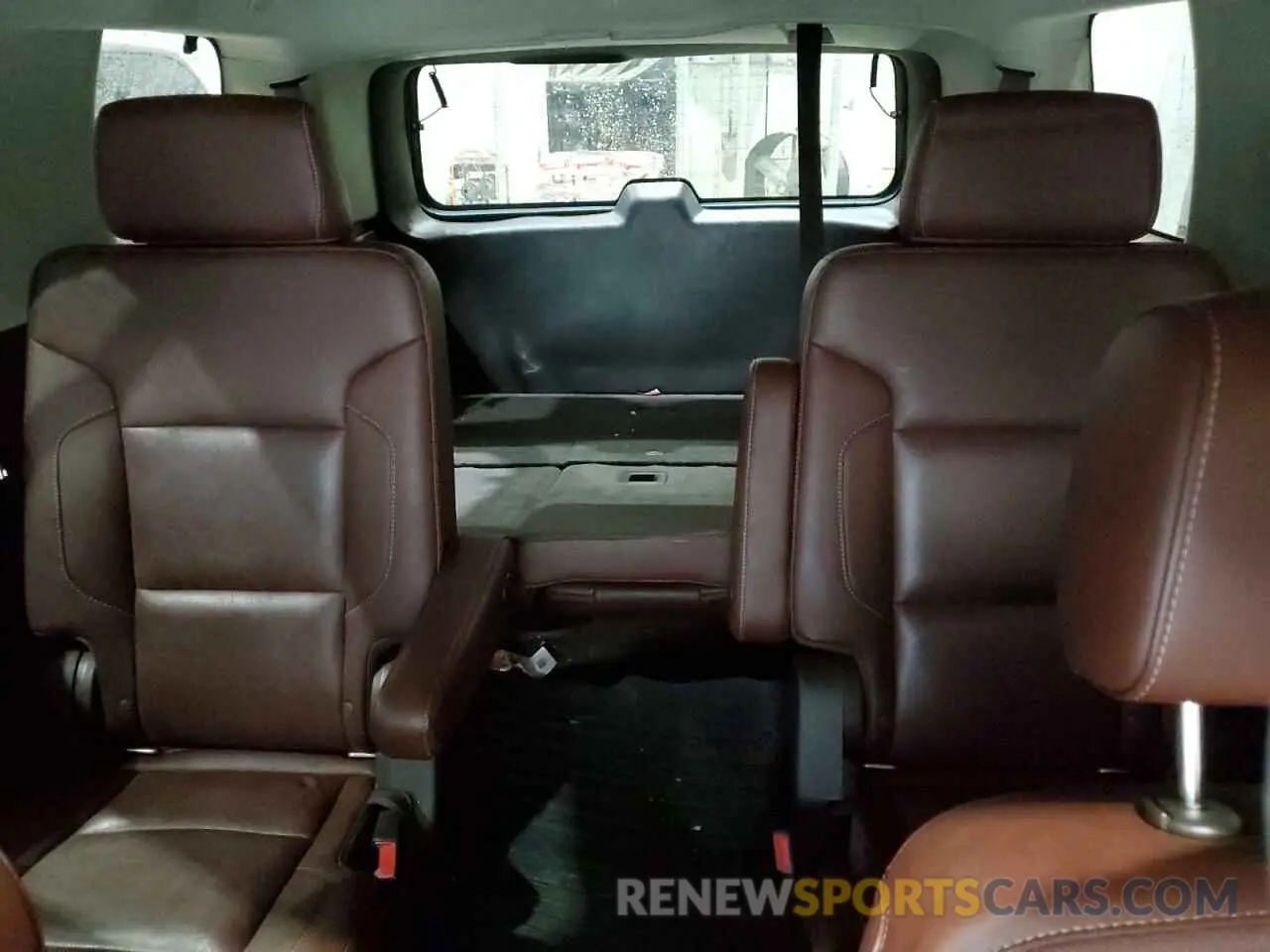 10 Photograph of a damaged car 1GNSKCKC0KR105896 CHEVROLET TAHOE 2019