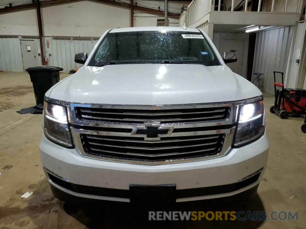 5 Photograph of a damaged car 1GNSKCKC0KR105896 CHEVROLET TAHOE 2019