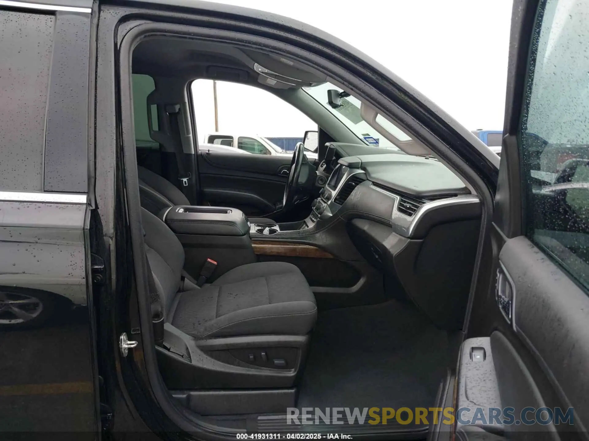 5 Photograph of a damaged car 1GNSCAKC5LR275173 CHEVROLET TAHOE 2020