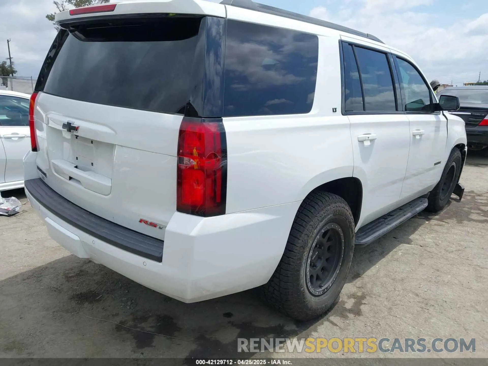 4 Photograph of a damaged car 1GNSCBKC0LR290170 CHEVROLET TAHOE 2020