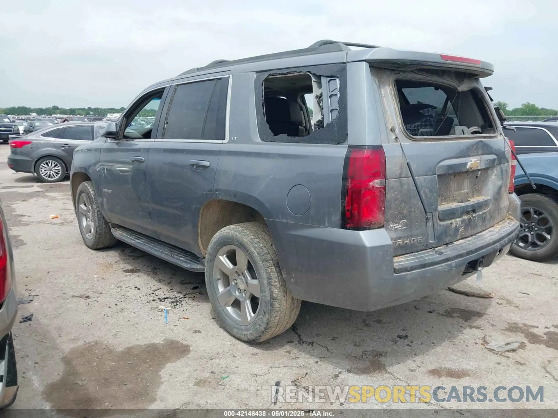 3 Photograph of a damaged car 1GNSCBKC1LR103972 CHEVROLET TAHOE 2020