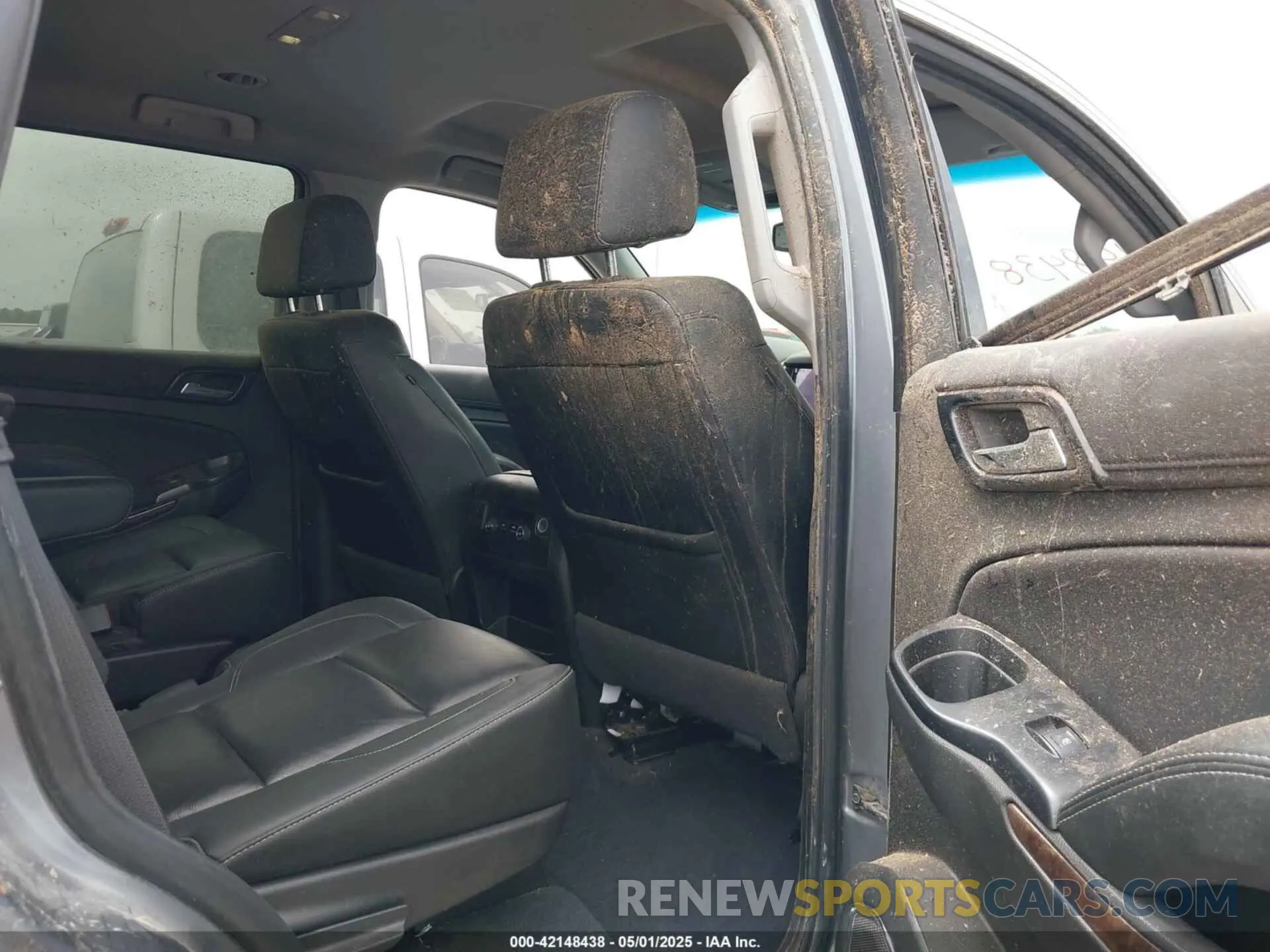 8 Photograph of a damaged car 1GNSCBKC1LR103972 CHEVROLET TAHOE 2020