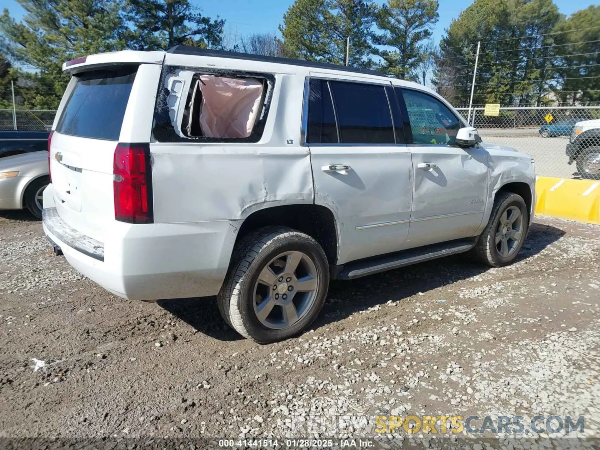 4 Photograph of a damaged car 1GNSCBKCXLR289172 CHEVROLET TAHOE 2020