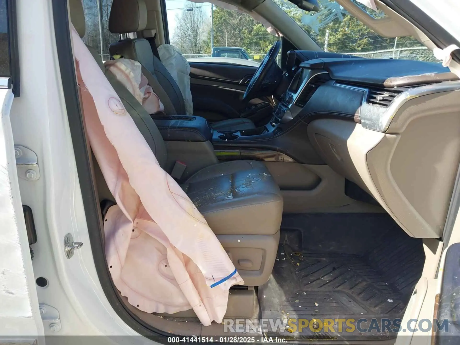 5 Photograph of a damaged car 1GNSCBKCXLR289172 CHEVROLET TAHOE 2020