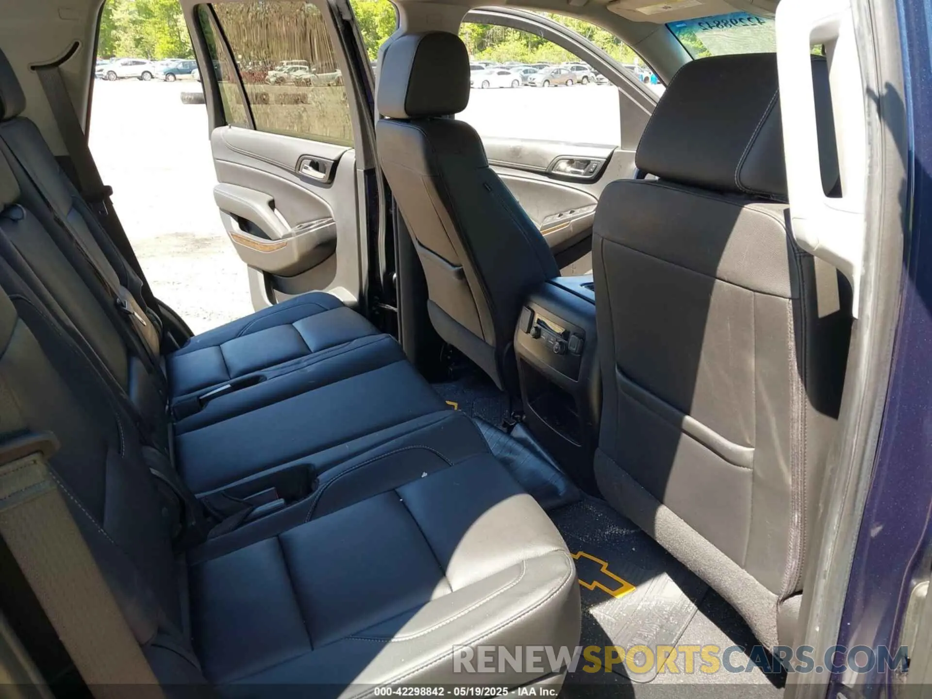 8 Photograph of a damaged car 1GNSKBKC6LR239081 CHEVROLET TAHOE 2020