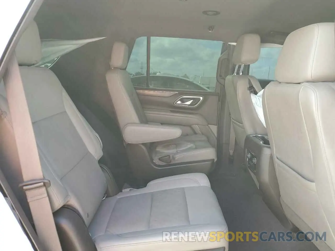 11 Photograph of a damaged car 1GNSCNKD9MR445133 CHEVROLET TAHOE 2021