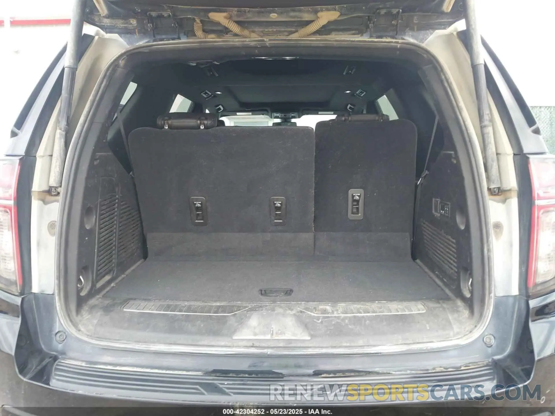 17 Photograph of a damaged car 1GNSKPKD6MR113116 CHEVROLET TAHOE 2021