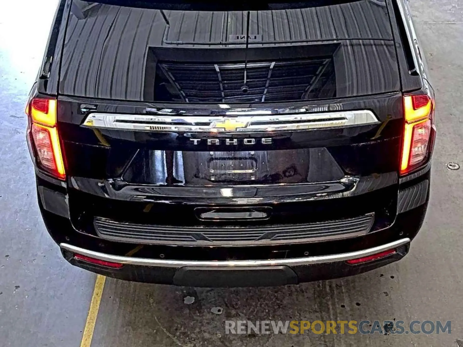 10 Photograph of a damaged car 1GNSKMKD7NR129745 CHEVROLET TAHOE 2022