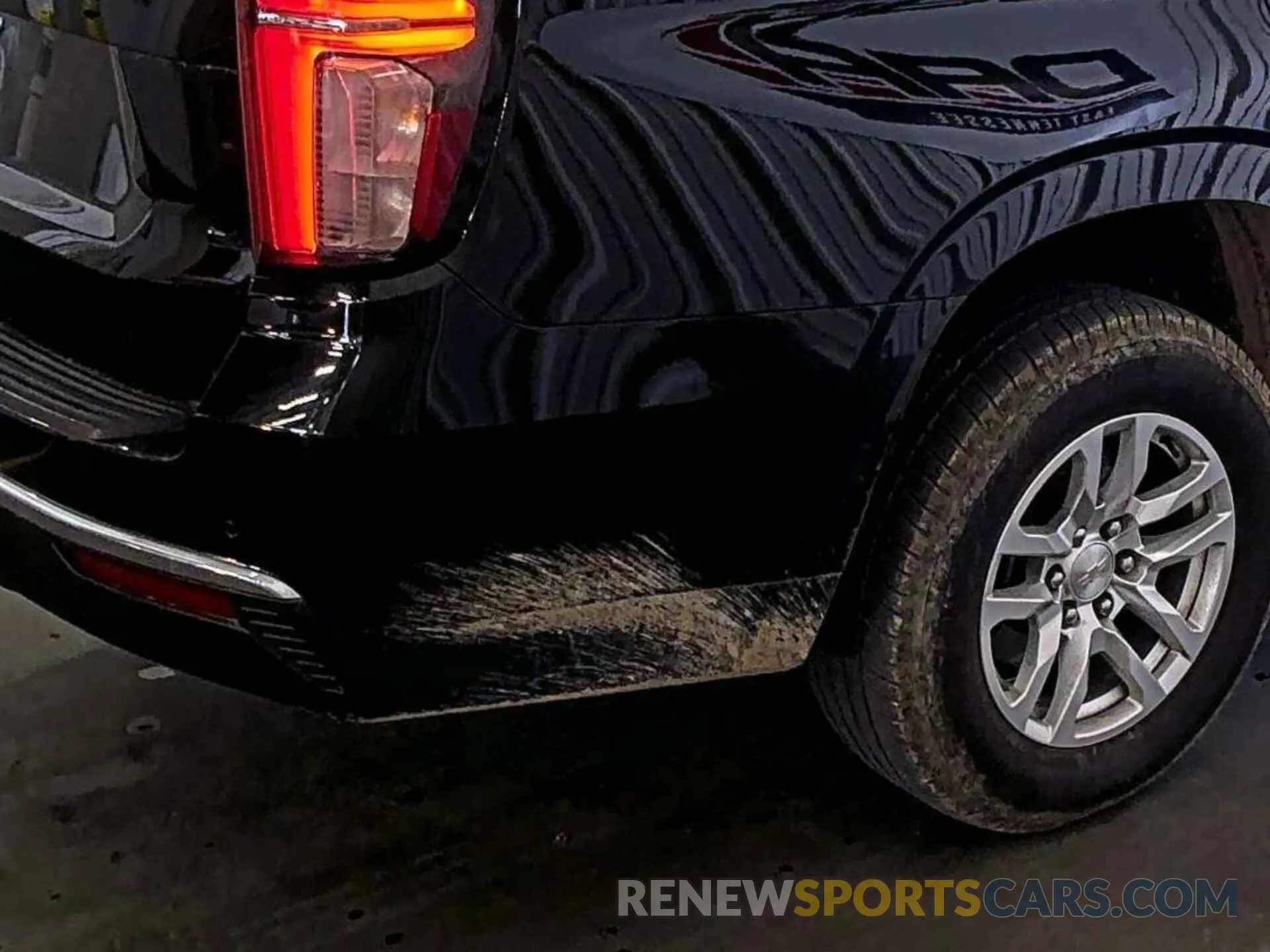 28 Photograph of a damaged car 1GNSKMKD7NR129745 CHEVROLET TAHOE 2022