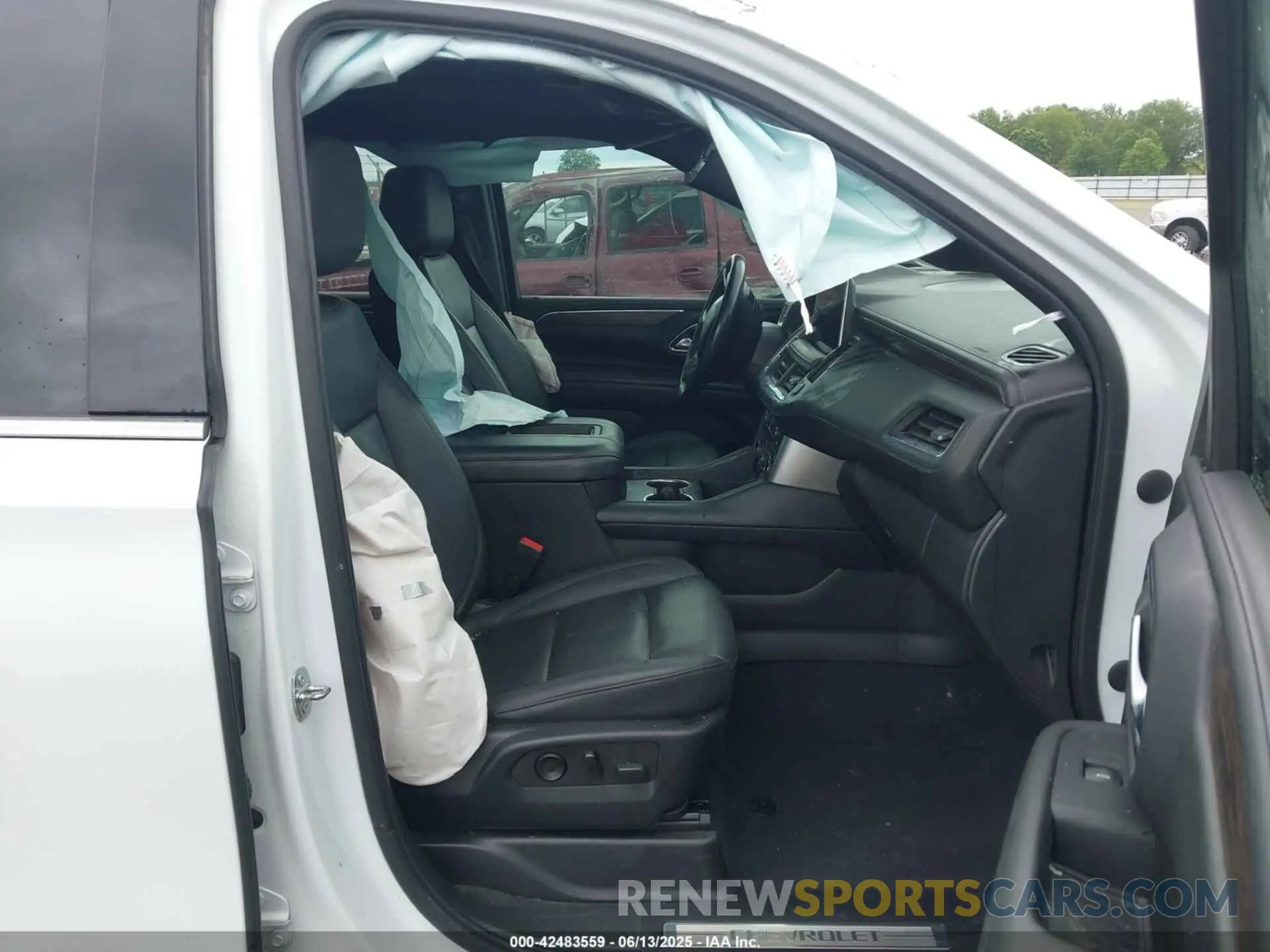 5 Photograph of a damaged car 1GNSKNKD3NR325364 CHEVROLET TAHOE 2022