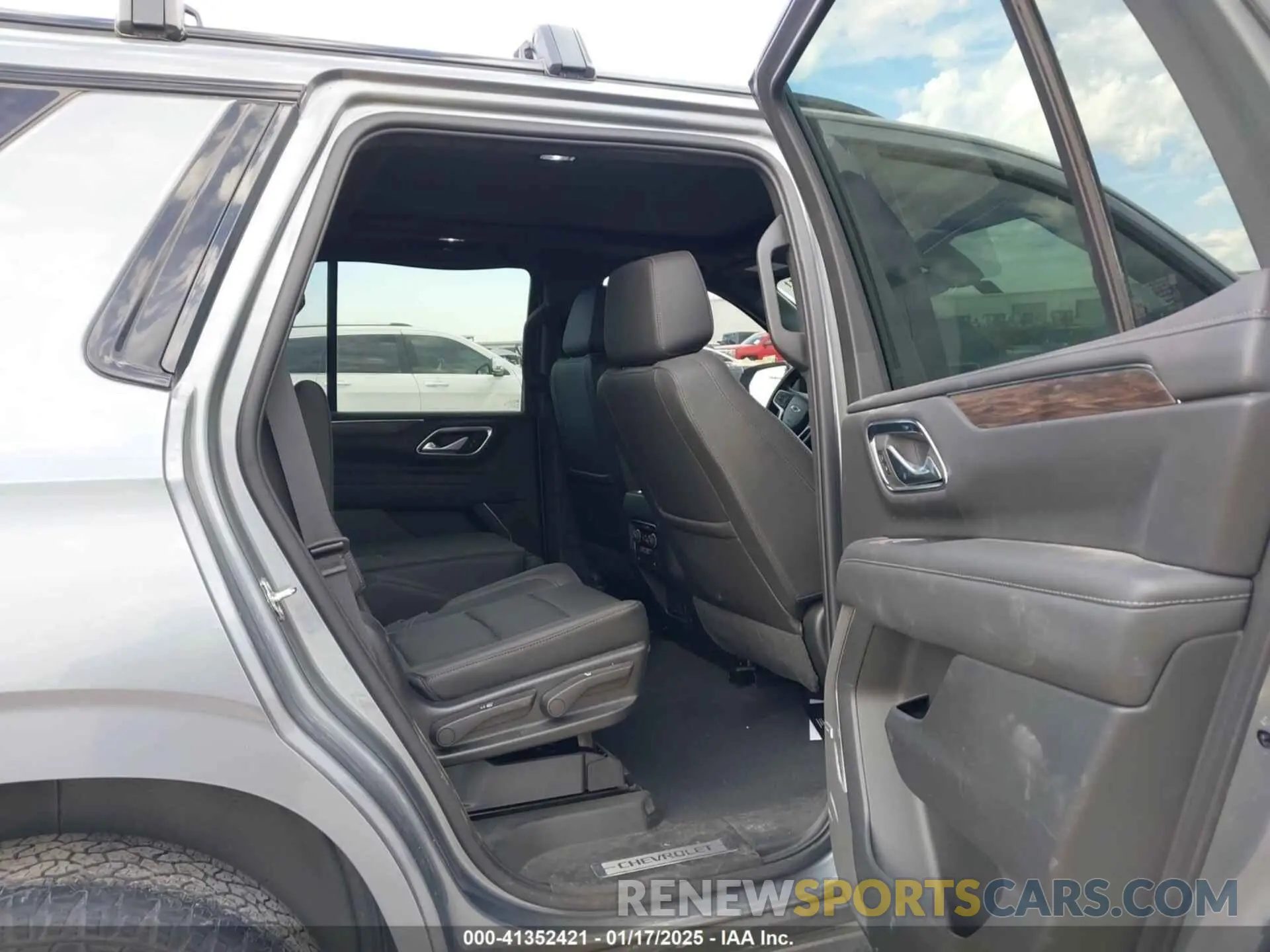 8 Фотография поврежденного автомобиля 1GNSKPKD2NR309121 CHEVROLET TAHOE 2022
