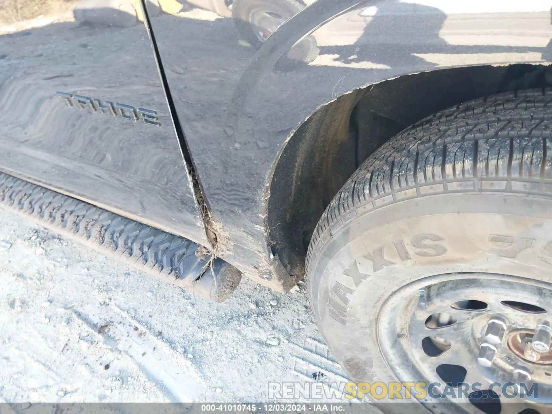 17 Photograph of a damaged car 1GNSKPKL7NR333664 CHEVROLET TAHOE 2022