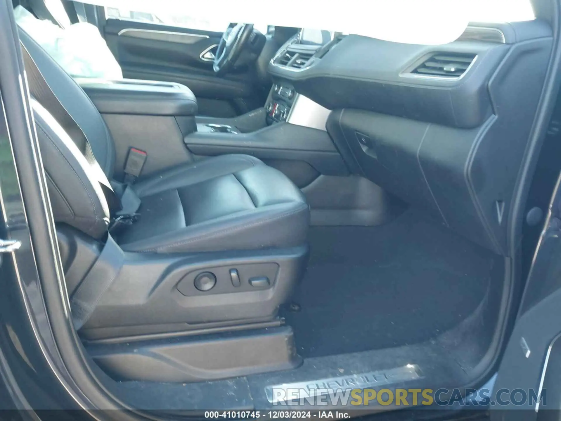 5 Photograph of a damaged car 1GNSKPKL7NR333664 CHEVROLET TAHOE 2022