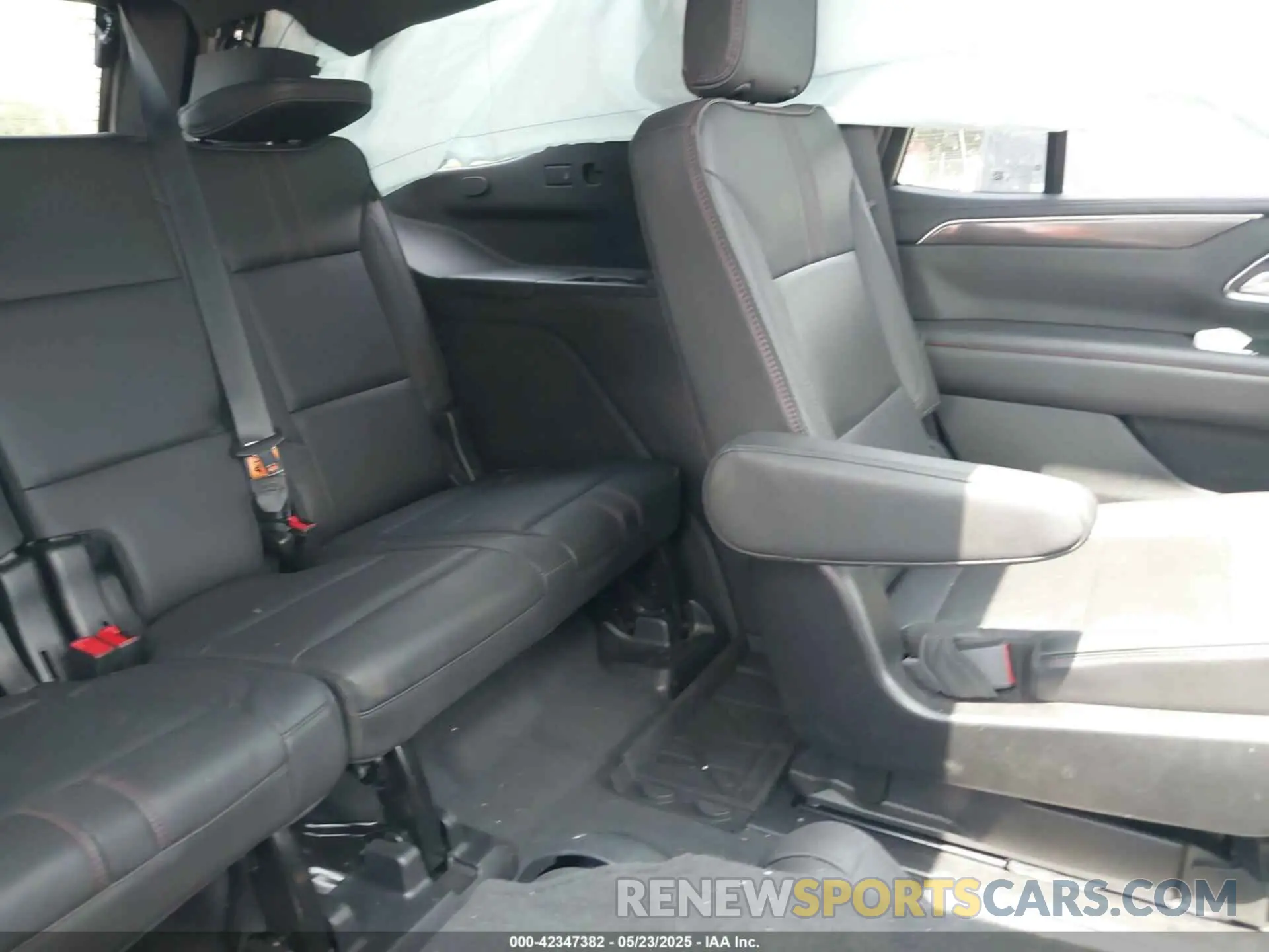 8 Photograph of a damaged car 1GNSKRKD6NR361508 CHEVROLET TAHOE 2022